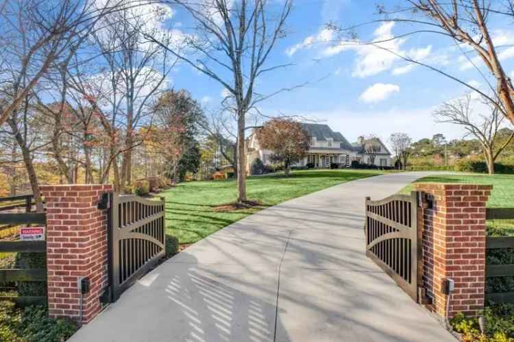 Single-family house For Sale in 710, Cox Road, Roswell, Georgia