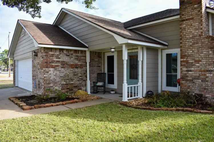 Single-family house For Sale in 1801, Leissner Street, Bay City, Texas