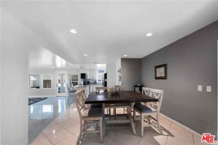 Single-family house For Sale in 5855, White Oak Avenue, Los Angeles, California