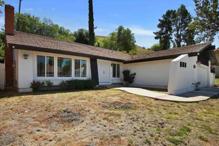 Single-family house For Sale in Agoura Hills, California