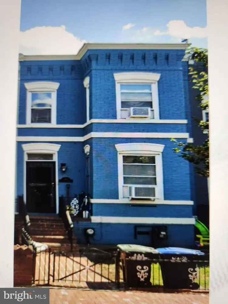 House For Sale in 919, F Street Northeast, Washington, District of Columbia