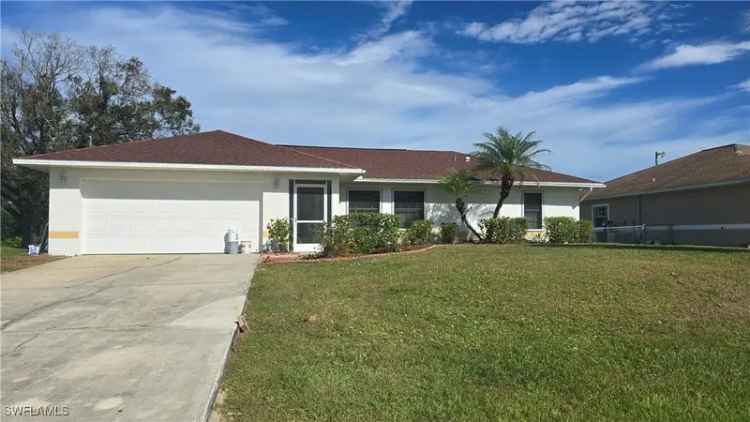 Single-family house For Sale in 3316, 12th Street West, Lehigh Acres, Florida