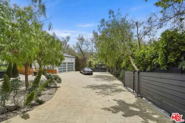 Single-family house For Sale in 6316, Busch Drive, Malibu, California