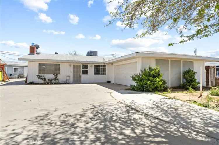 Single-family house For Sale in 21174, 78th Street, California City, California