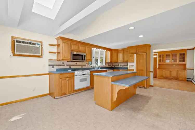 Single-family house For Sale in 279, Plainville Avenue, Farmington, Connecticut