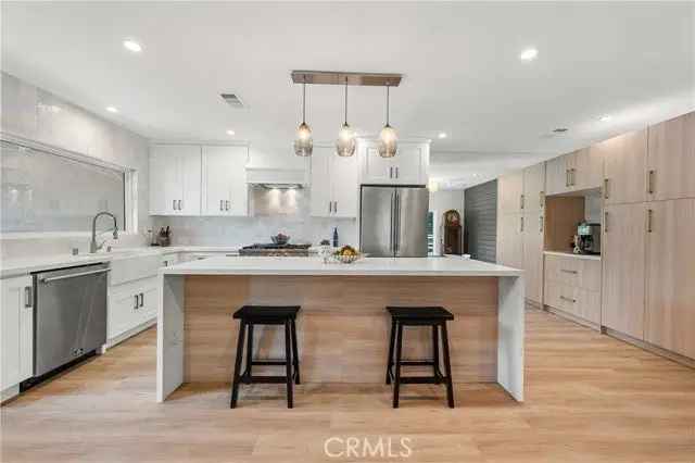 Single-family house For Sale in 7600, Earldom Avenue, Los Angeles, California