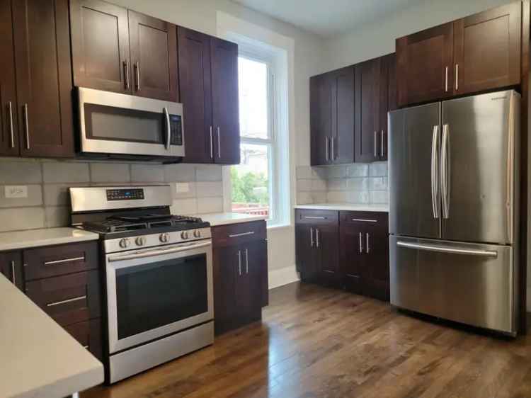 Ukrainian Village Apartment - 3 Queen Beds, Updated Kitchen, In-Unit Laundry