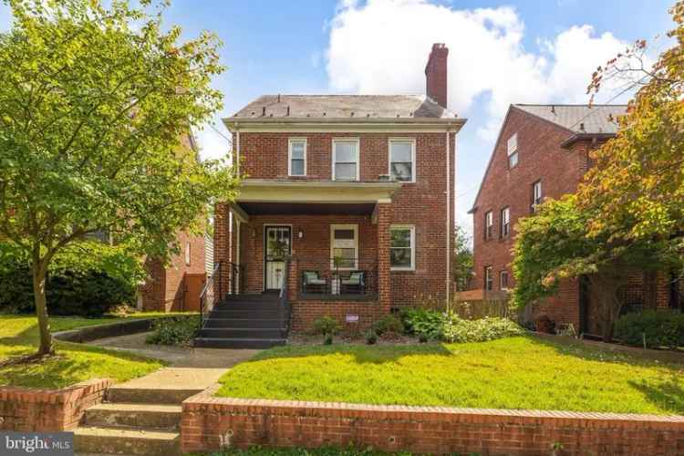 Single-family house For Sale in 1350, Tewkesbury Place Northwest, Washington, District of Columbia