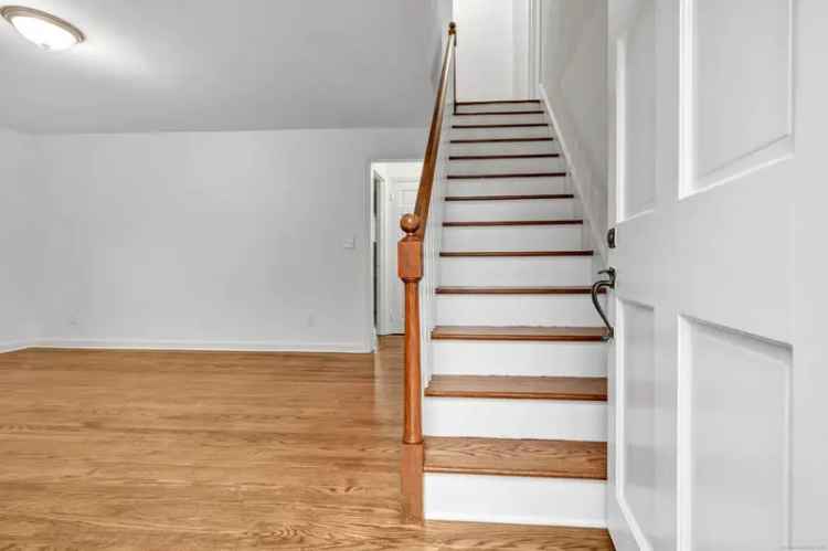 Single-family house For Sale in 70, Westview Street, Hamden, Connecticut