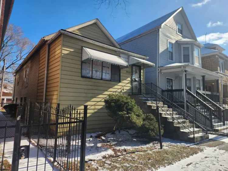 Single-family house For Sale in 8613, South Colfax Avenue, Chicago, Illinois