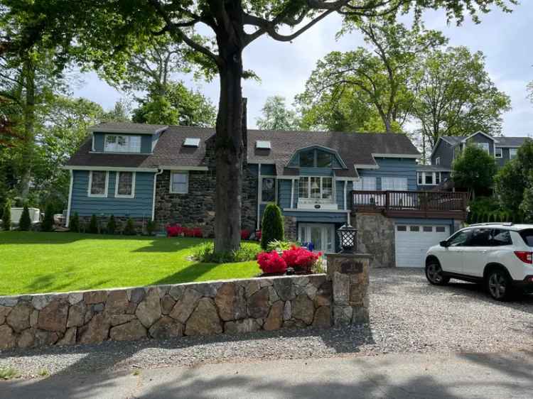 Single-family house For Sale in 33, Ridge Road, New Fairfield, Connecticut