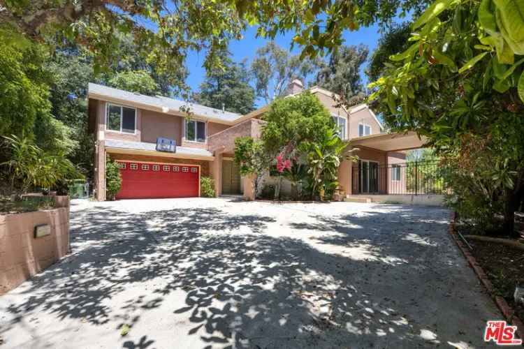 Single-family house For Sale in 3172, Toppington Drive, Beverly Hills, California