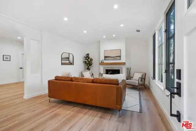 Single-family house For Sale in 138, North La Jolla Avenue, Los Angeles, California