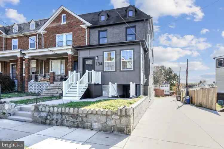 Single-family house For Sale in 134, Madison Street Northwest, Washington, District of Columbia