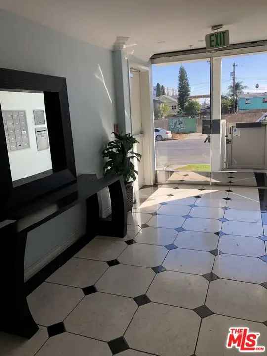 Condo For Sale in Los Angeles, California