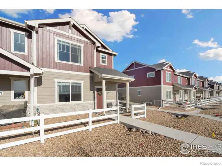 Mountain View West Townhouse: Modern Kitchen, Spacious Loft, Heated Garage