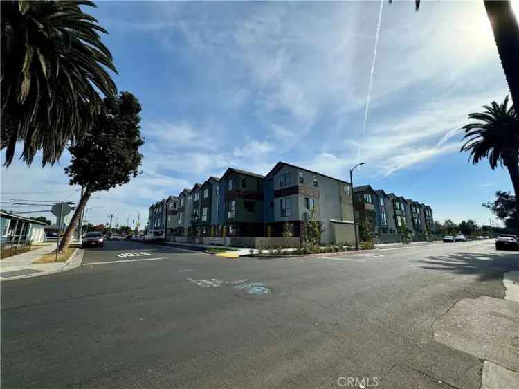 Condo For Sale in Long Beach, California