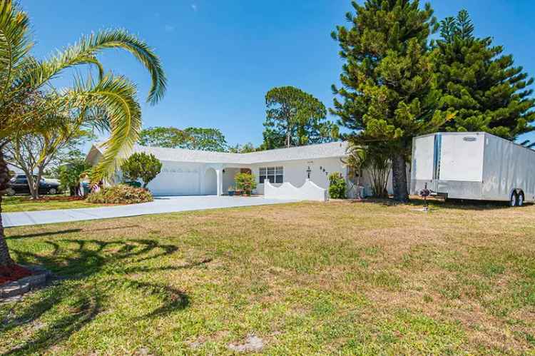 Single-family house For Sale in 597, Southeast Floresta Drive, Port Saint Lucie, Florida