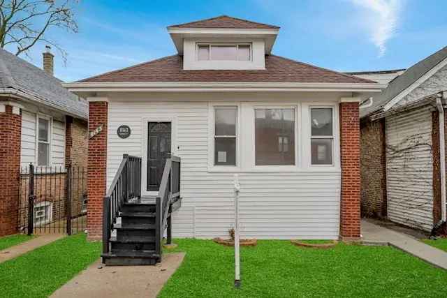 Single-family house For Sale in 8143, South Bennett Avenue, Chicago, Illinois