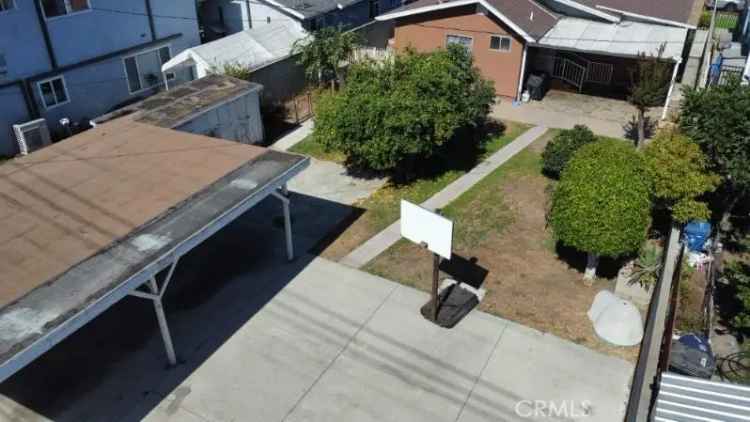 Single-family house For Sale in 1634, East 85th Street, Firestone Park, California