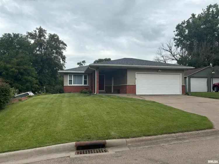 Single-family house For Sale in 1958, Glendale Road, Clinton, Iowa