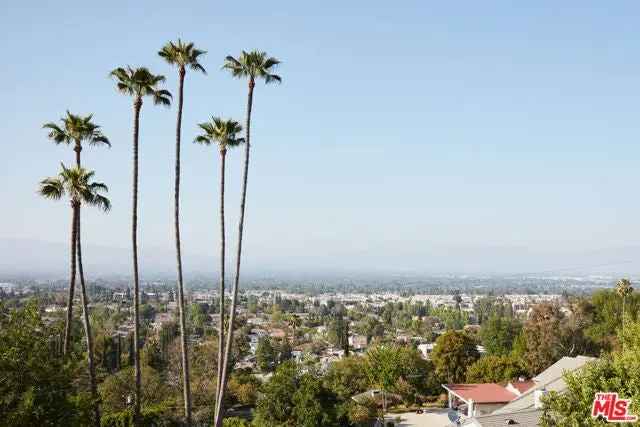 Single-family house For Sale in Los Angeles, California