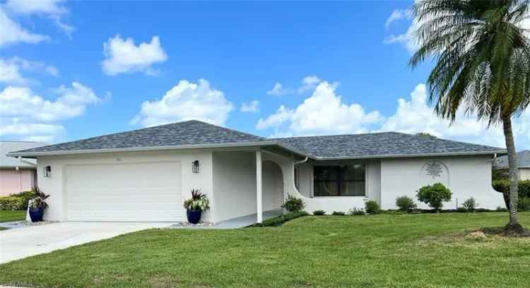 Single-family house For Sale in 161, Marseille Drive, East Naples, Florida