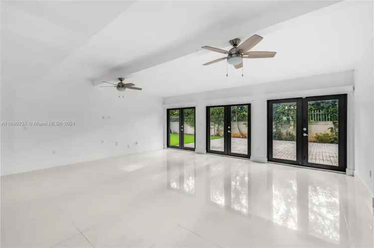 Single-family house For Sale in 165, Shore Drive South, Miami, Florida