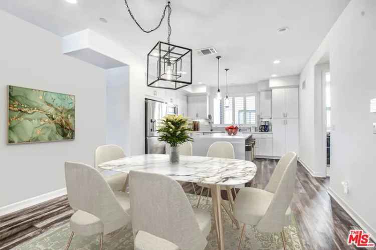 Single-family house For Sale in 13135, Victory Boulevard, Los Angeles, California