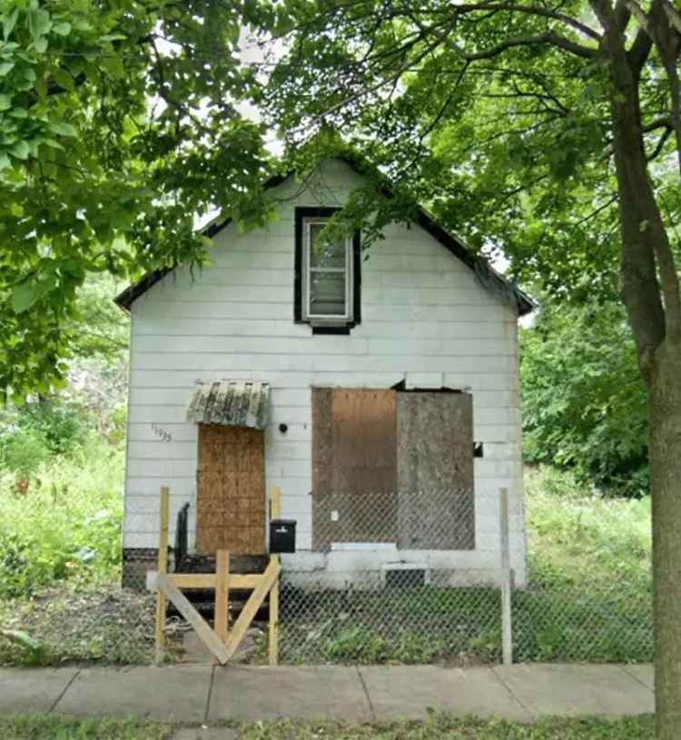 Single-family house For Sale in 11935, South Perry Avenue, Chicago, Illinois