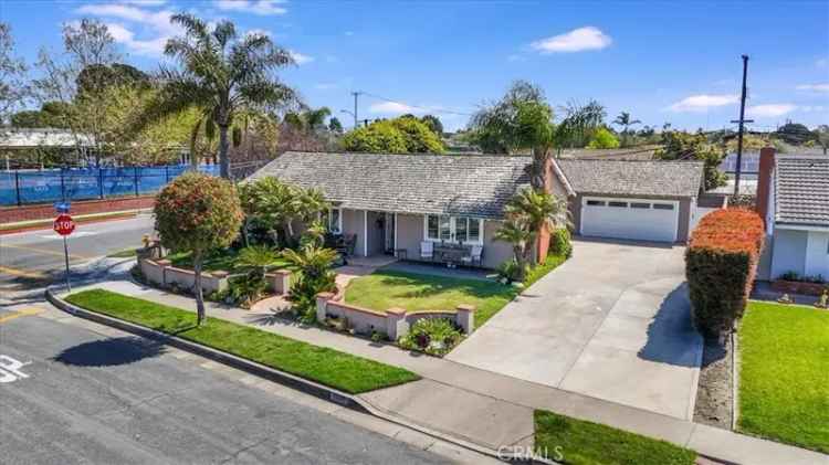 Single-family house For Sale in 17692, Flintstone Lane, Huntington Beach, California