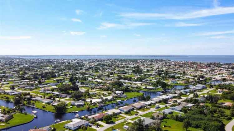 Single-family house For Sale in 193, Carlisle Avenue Northwest, Port Charlotte, Florida