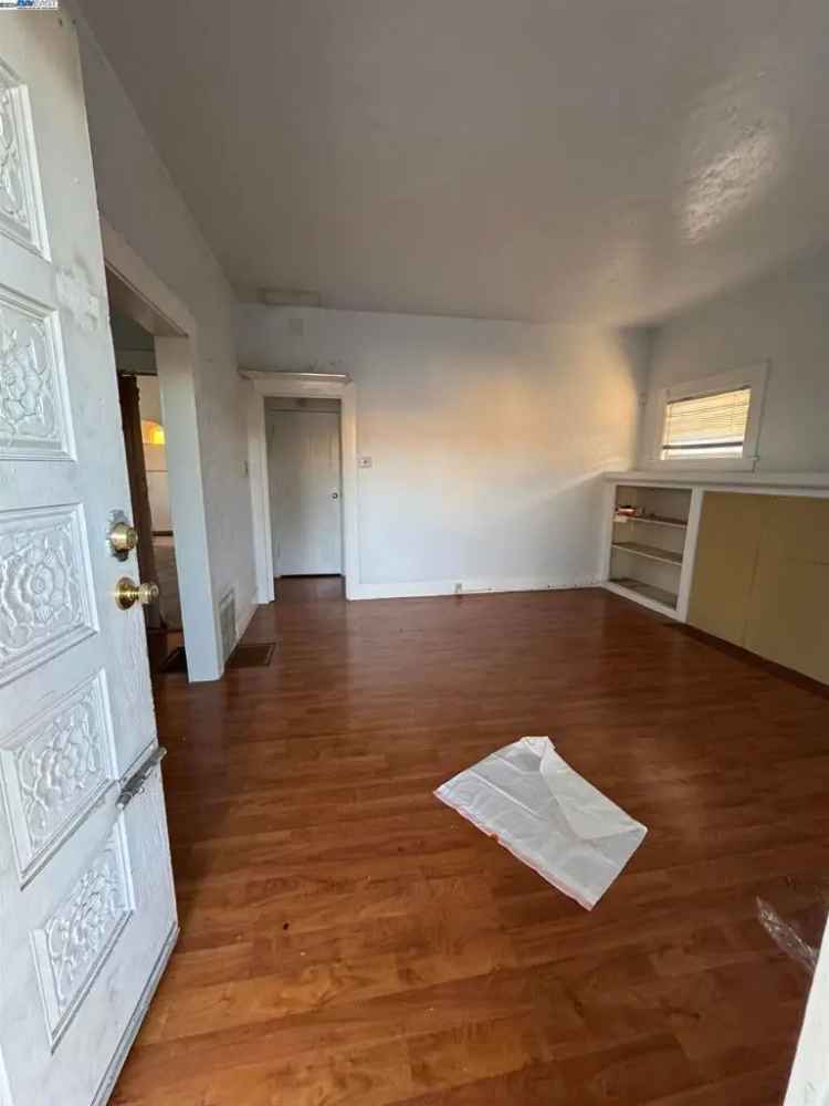 Single-family house For Sale in 6027, Avenal Avenue, Oakland, California