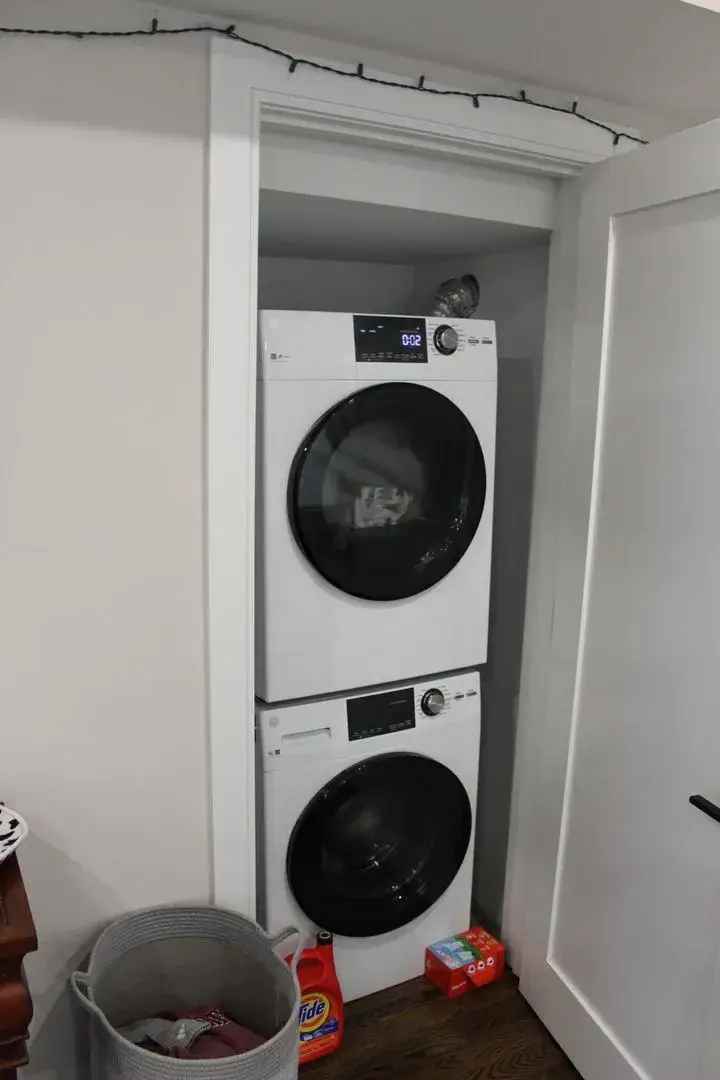 1400 Sq Ft Apartment Unit for Rent with Washer and Dryer