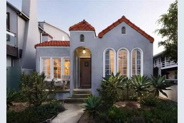 Single-family house For Sale in 1113,1113 1/2, West Balboa Boulevard, Newport Beach, California