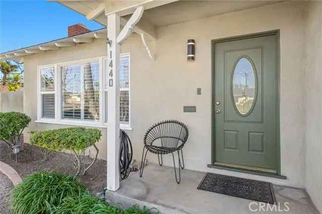 Single-family house For Sale in 1440, East Barkley Avenue, Orange, California