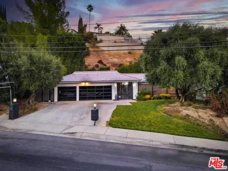 Single-family house For Sale in 19605, Rosita Street, Los Angeles, California