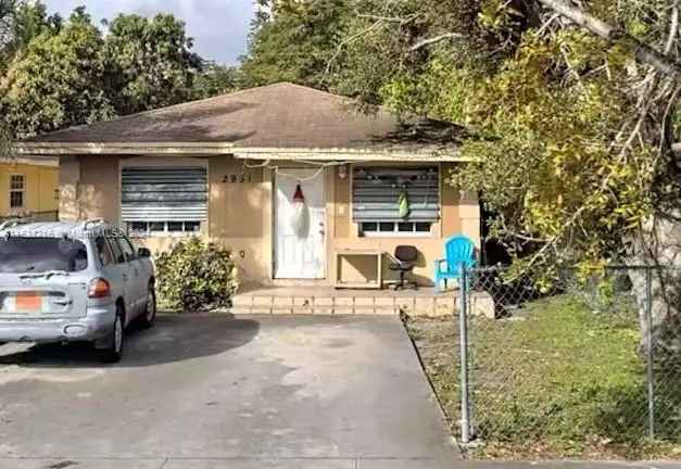 Single-family house For Sale in 2951, Northwest 57th Street, Hialeah, Florida