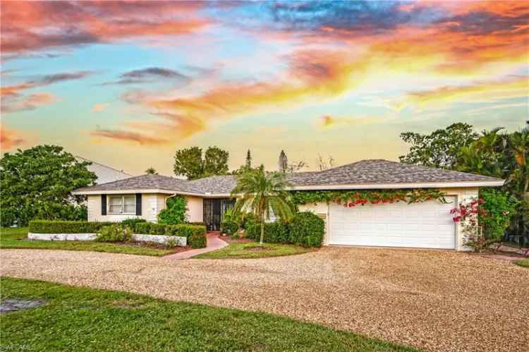 Single-family house For Sale in Naples, Florida