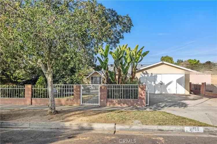 Single-family house For Sale in 2709, West Saint Gertrude Place, Santa Ana, California