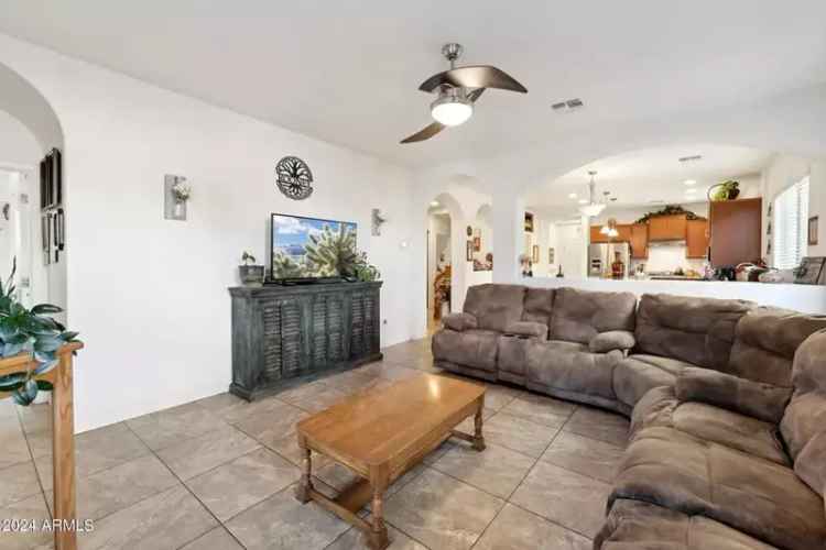 Single-family house For Sale in 723, East Gold Dust Way, San Tan Valley, Arizona