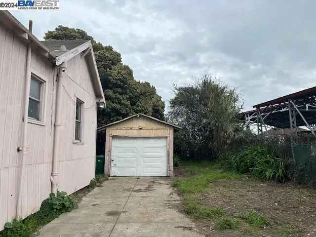 Single-family house For Sale in 1024, 50th Avenue, Oakland, California