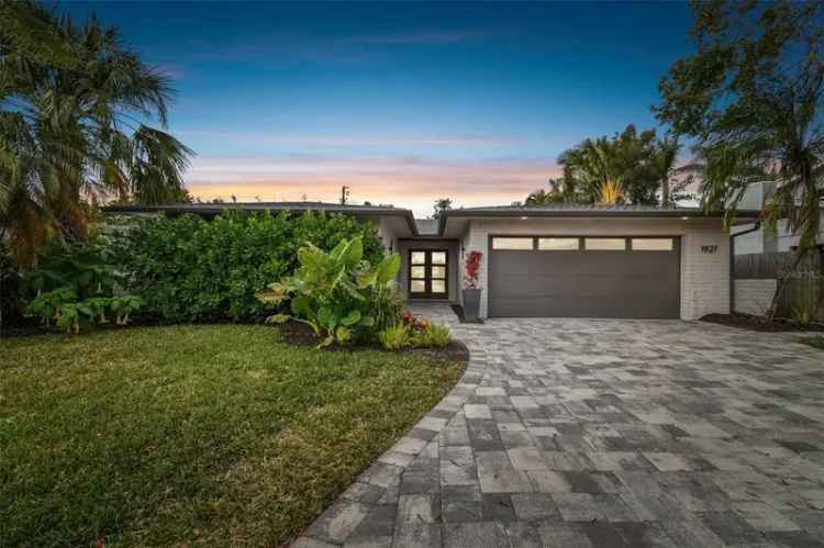 Single-family house For Sale in 1927, Montana Avenue Northeast, Saint Petersburg, Florida