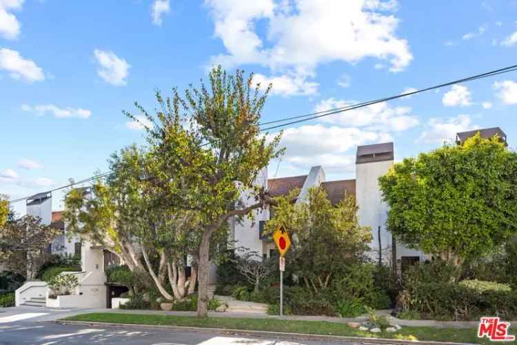 Condo For Sale in 10720, Ohio Avenue, Los Angeles, California