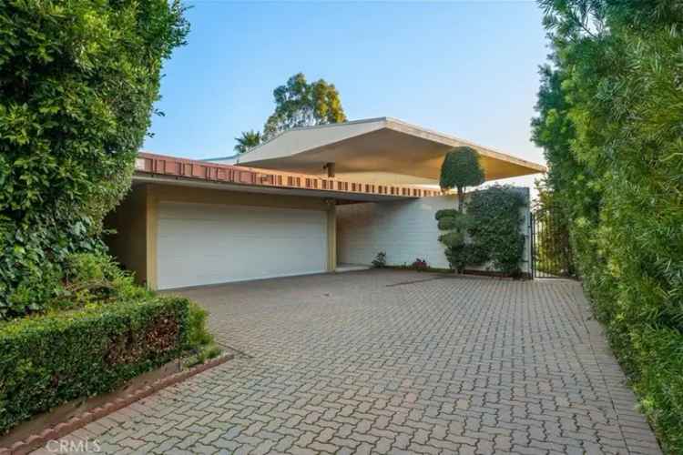 Single-family house For Sale in 1470, Laurel Way, Beverly Hills, California