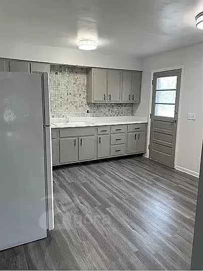 Remodeled 2-Bedroom Near Airport - Washer/Dryer Hookups