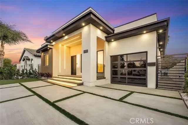 Single-family house For Sale in 13516, Hamlin Street, Los Angeles, California