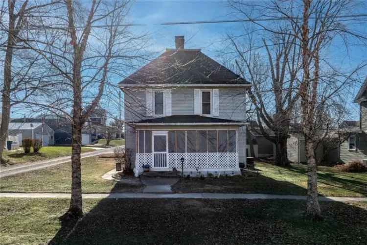 Single-family house For Sale in 810, East 4th Street, Vinton, Iowa