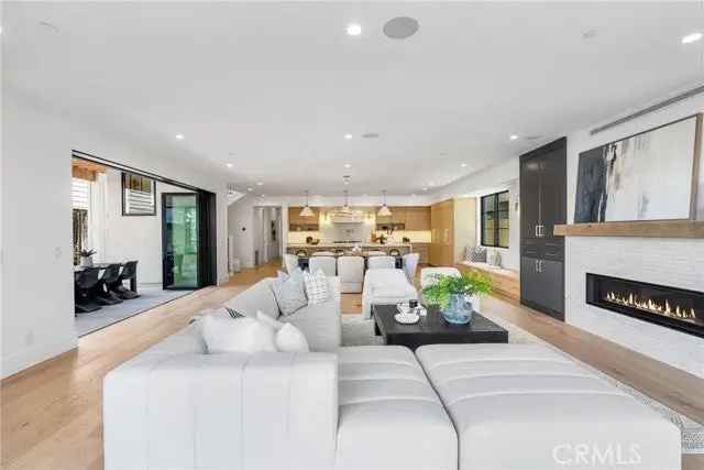 Single-family house For Sale in 516, Acacia Avenue, Newport Beach, California