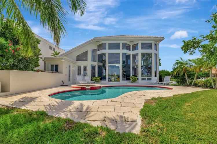 Single-family house For Sale in Longboat Key, Florida